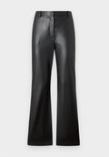 Schwarze Lederhosen mit glatter Textur, weit geschnittenem Design und mid-rise Bund mit Gürtelschlaufen und Fronttaschen.