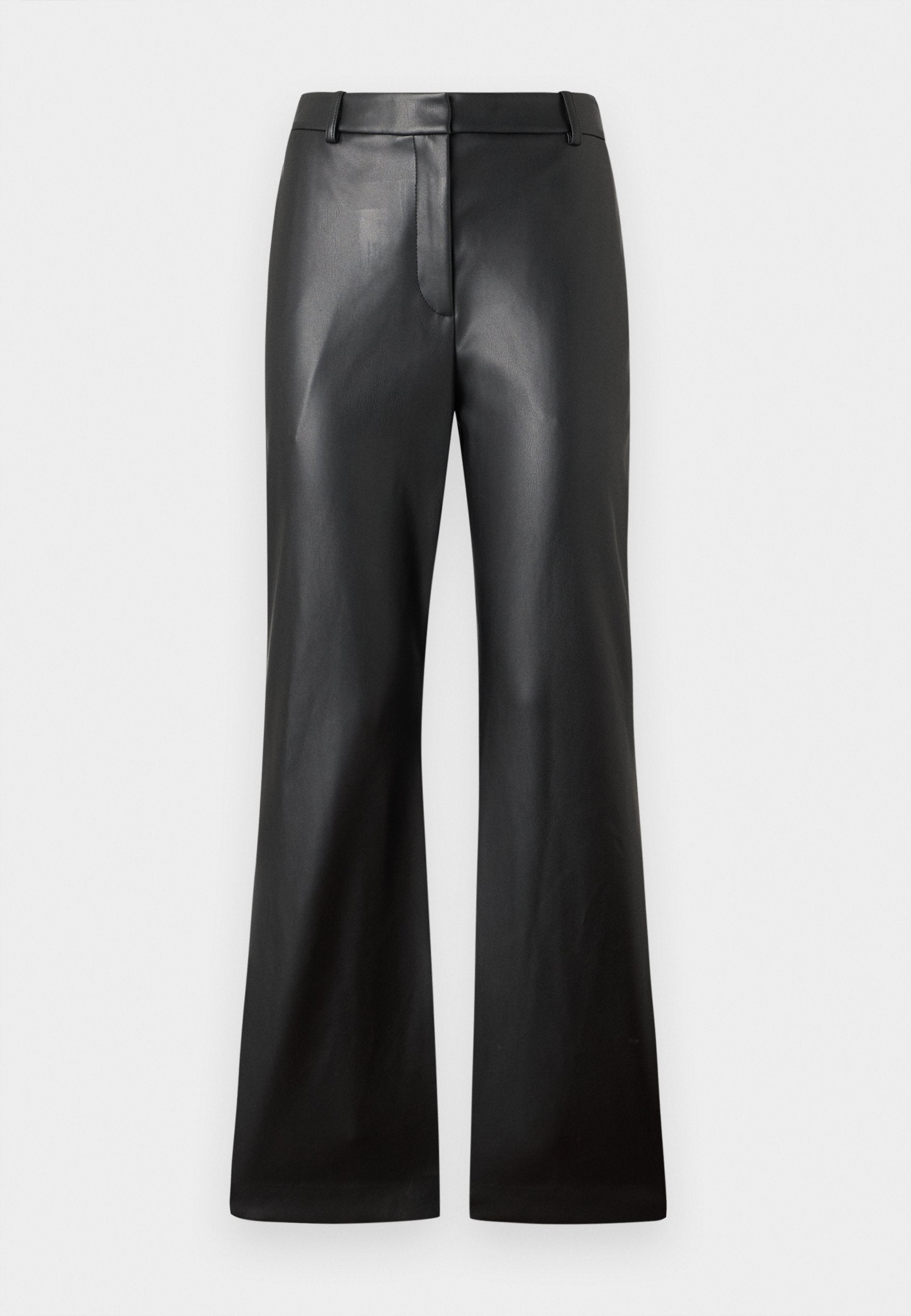 Schwarze Lederhosen mit glatter Textur, weit geschnittenem Design und mid-rise Bund mit Gürtelschlaufen und Fronttaschen.