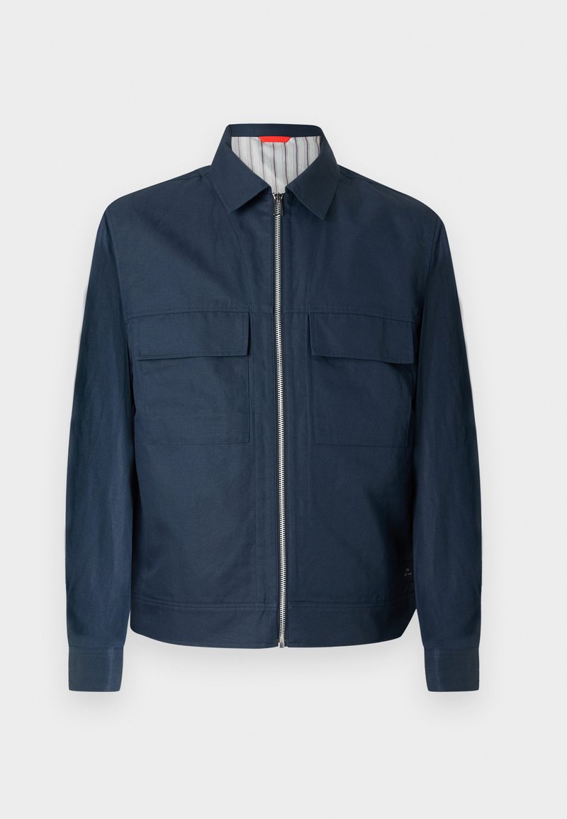 Marineblaue Jacke mit Reißverschluss, Hemdkragen, zwei Frontklappentaschen, langen Ärmeln und gestreiftem Innenfutter, das am Kragen sichtbar ist.