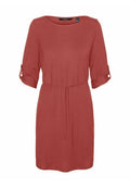 Rustfarbene Kleid aus weichem Stoff, mit rundem Ausschnitt, dreiviertellangen Ärmeln mit Rolltab und einem Taillengürtel.