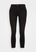 Schwarze, schmale Jeans aus Denim mit hoher Taille, auffälligen Distressed-Details auf der Vorderseite und einem standardmäßigen Knopf- und Reißverschluss.
