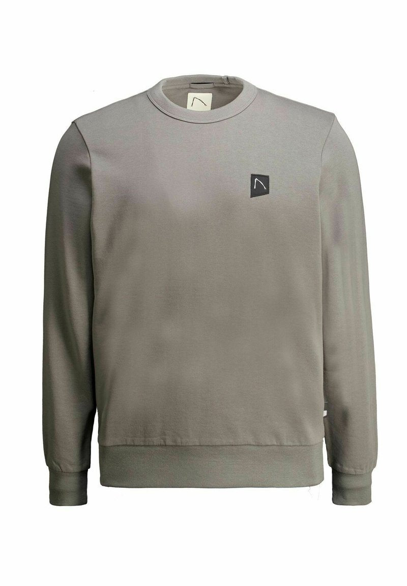 Grauer Sweatshirt mit Rundhalsausschnitt, langen Ärmeln, elastischen Bündchen und einem kleinen schwarzen Logo-Patch auf der Brust. Weiches Textilmaterial.