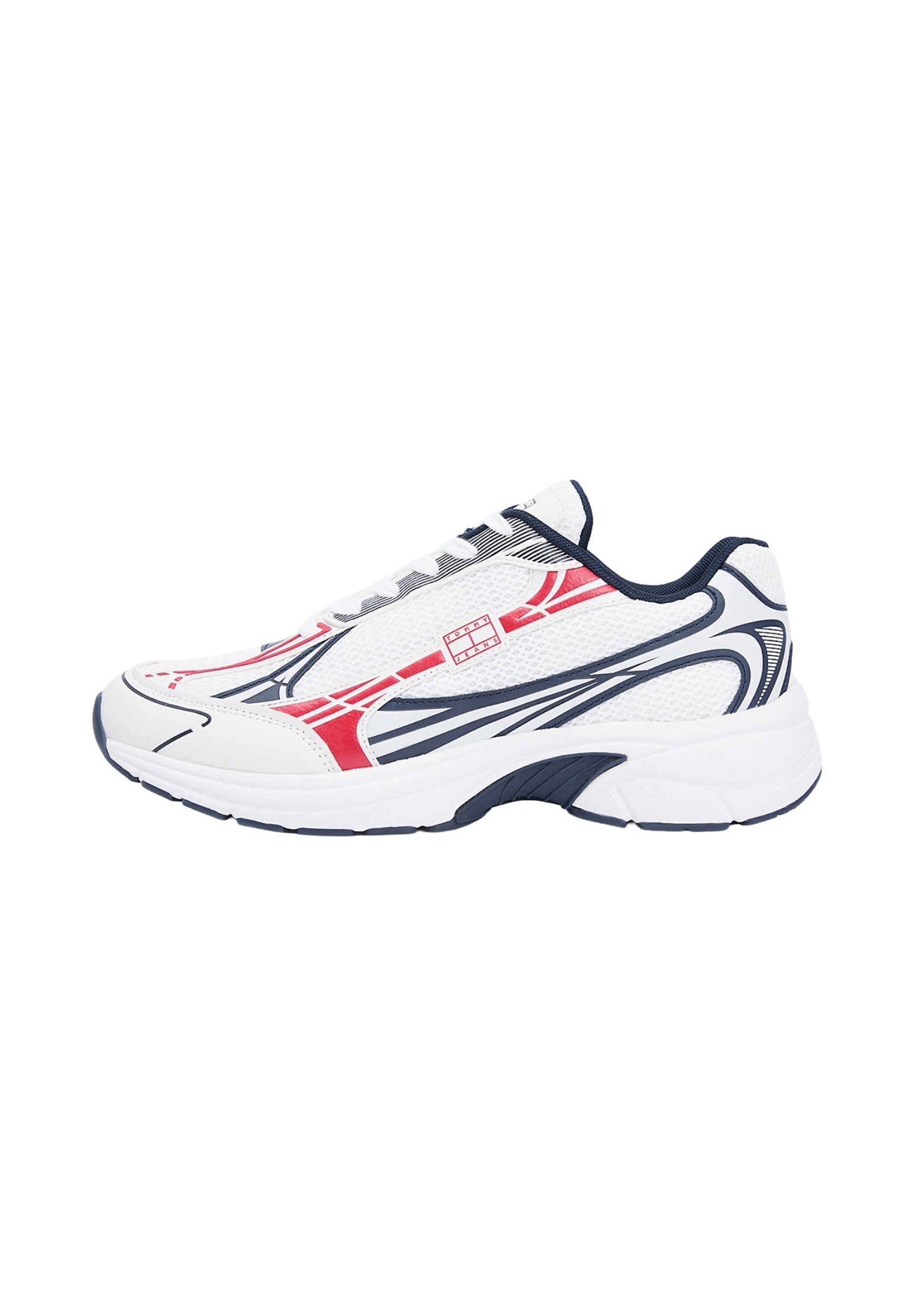 Weißer Sportschuh mit roten und dunkelblauen abstrakten Streifen, Mesh-Obermaterial, gepolsterte Sohle und dunkelblaues Innenfutter, seitlich dargestellt.
