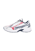 Weißer Sportschuh mit roten und dunkelblauen abstrakten Streifen, Mesh-Obermaterial, gepolsterte Sohle und dunkelblaues Innenfutter, seitlich dargestellt.