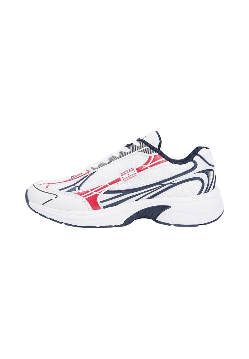 Weißer Sportschuh mit roten und dunkelblauen abstrakten Streifen, Mesh-Obermaterial, gepolsterte Sohle und dunkelblaues Innenfutter, seitlich dargestellt.