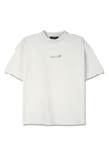 Weißes Oversized-T-Shirt aus Baumwolle mit Rundhalsausschnitt und kurzen Ärmeln. Zeigt "PEGADOR" und eine Schmetterlingsgrafik in Blau.