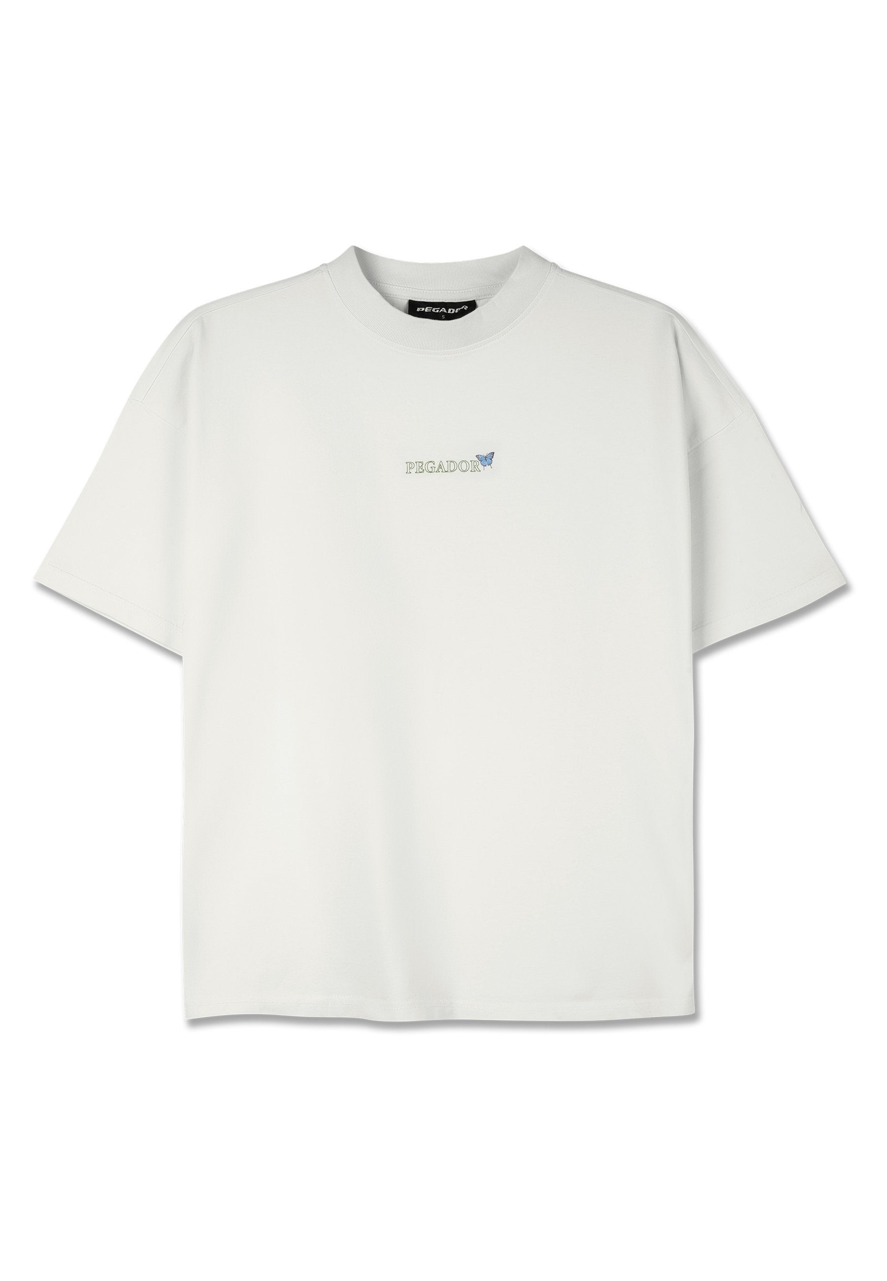 Weißes Oversized-T-Shirt aus Baumwolle mit Rundhalsausschnitt und kurzen Ärmeln. Zeigt "PEGADOR" und eine Schmetterlingsgrafik in Blau.