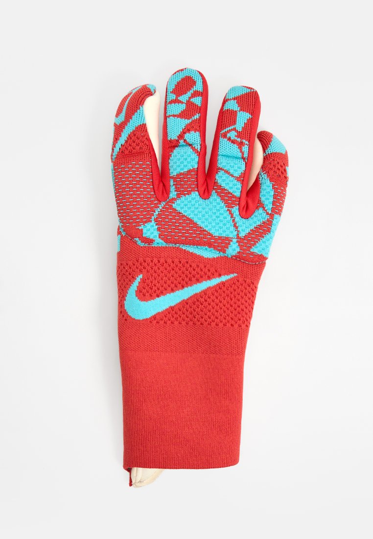 Rot und blau gemusterter Nike Torwarthandschuh mit verlängertem Handgelenkbund auf weißem Hintergrund.