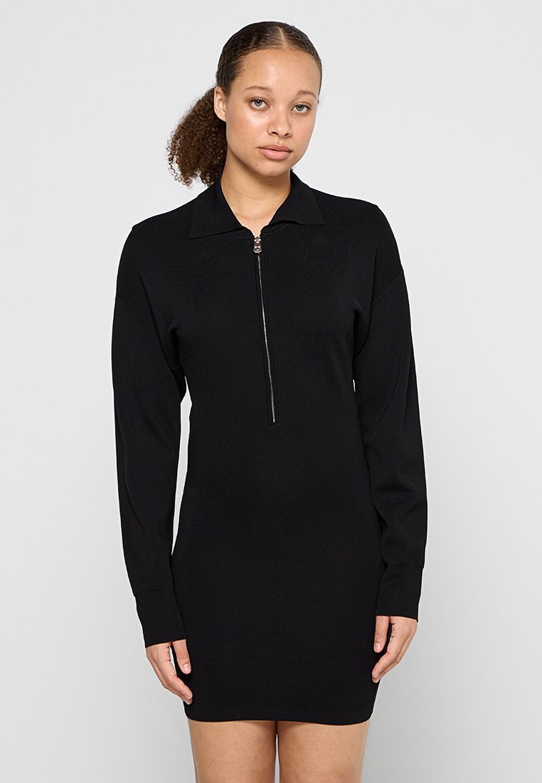 Schwarzes Strickkleid mit einem Reißverschluss an der Vorderseite, Kragen und langen Ärmeln. Verfügt über eine taillierte Silhouette und gerippte Textur.
