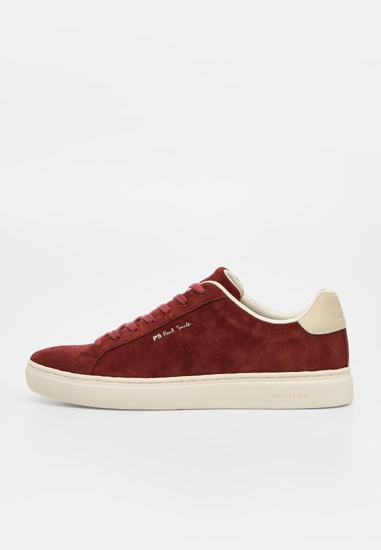 Niedriger burgunderfarbener Wildleder-Sneaker mit cremefarbiger Sohle und Fersenlasche, seitlich geschnürt und kleinem weißen „PS Paul Smith“-Logo an der Seite.