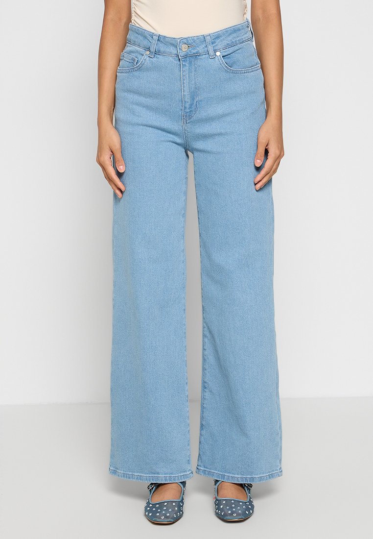 Hellblaue weite Jeans aus Denim mit hoher Taille, ausgestattet mit Fronttaschen und einem Knopfverschluss, fertig mit gesäumten Nähten.