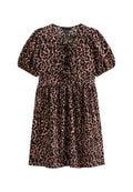 Leopardenmusterkleid in Rosa- und Schwarzen Nuancen, kurze Puffärmel, V-Ausschnitt mit Bindedetail und gerafftem Rock. Weicher Stoff.