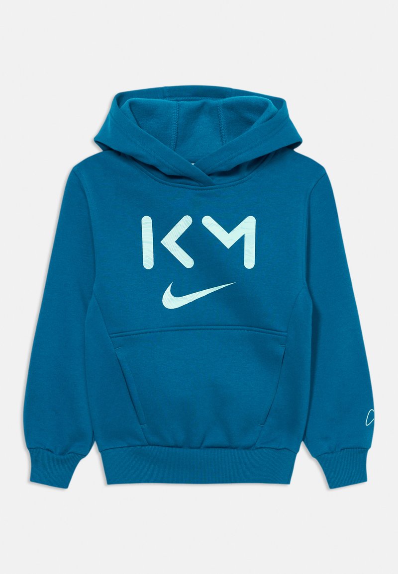 Blauer Kapuzenpullover mit Fronttasche, hellblauem "KM" und Nike-Swoosh-Logo auf der Brust sowie elastischen Bündchen an den Ärmeln.