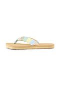 Flip-Flop mit einer hellbraunen Gummisohle und einem mehrfarbigen, gestreiften Stoffriemen in Hellblau-, Gelb- und Beigetönen.