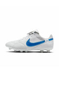 Weißer Fußballschuh mit blauem Nike-Swoosh, Obermaterial aus strukturiertem Leder, Schnürverschluss und fünf Kunststoffstollen an der Sohle für Traktion.