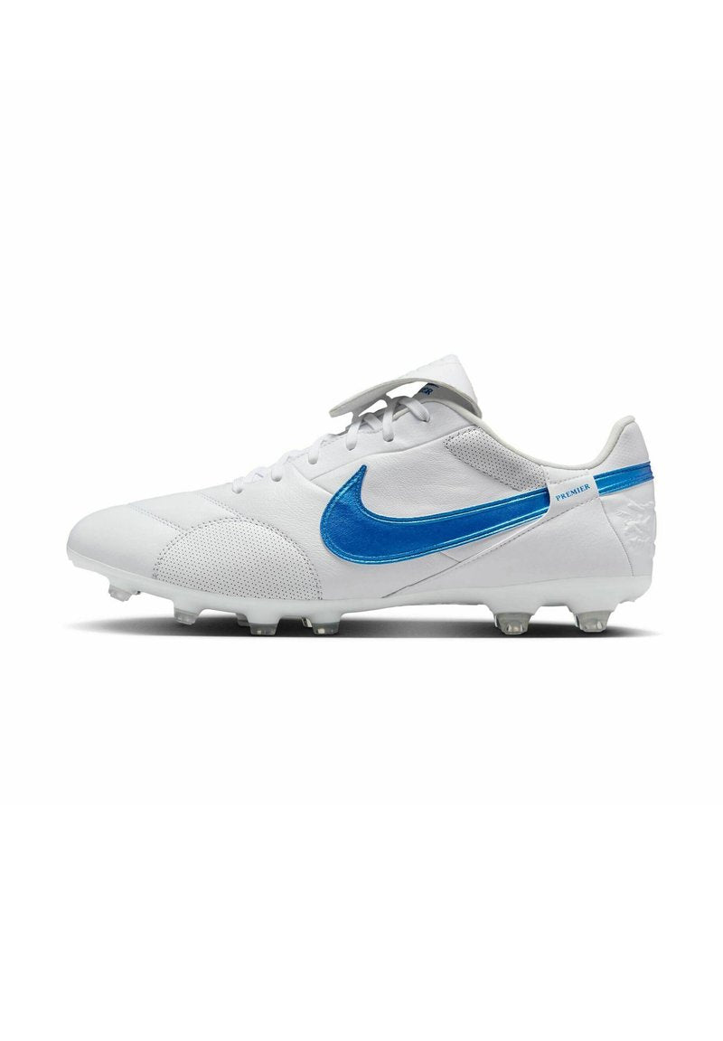 Weißer Fußballschuh mit blauem Nike-Swoosh, Obermaterial aus strukturiertem Leder, Schnürverschluss und fünf Kunststoffstollen an der Sohle für Traktion.