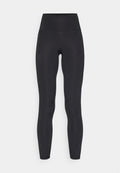 Schwarze Leggings mit hoher Taille aus dehnbarem Stoff. Sie zeichnen sich durch eine glatte Textur, schmale Passform und seitliche Taschen für zusätzlichen Komfort aus.