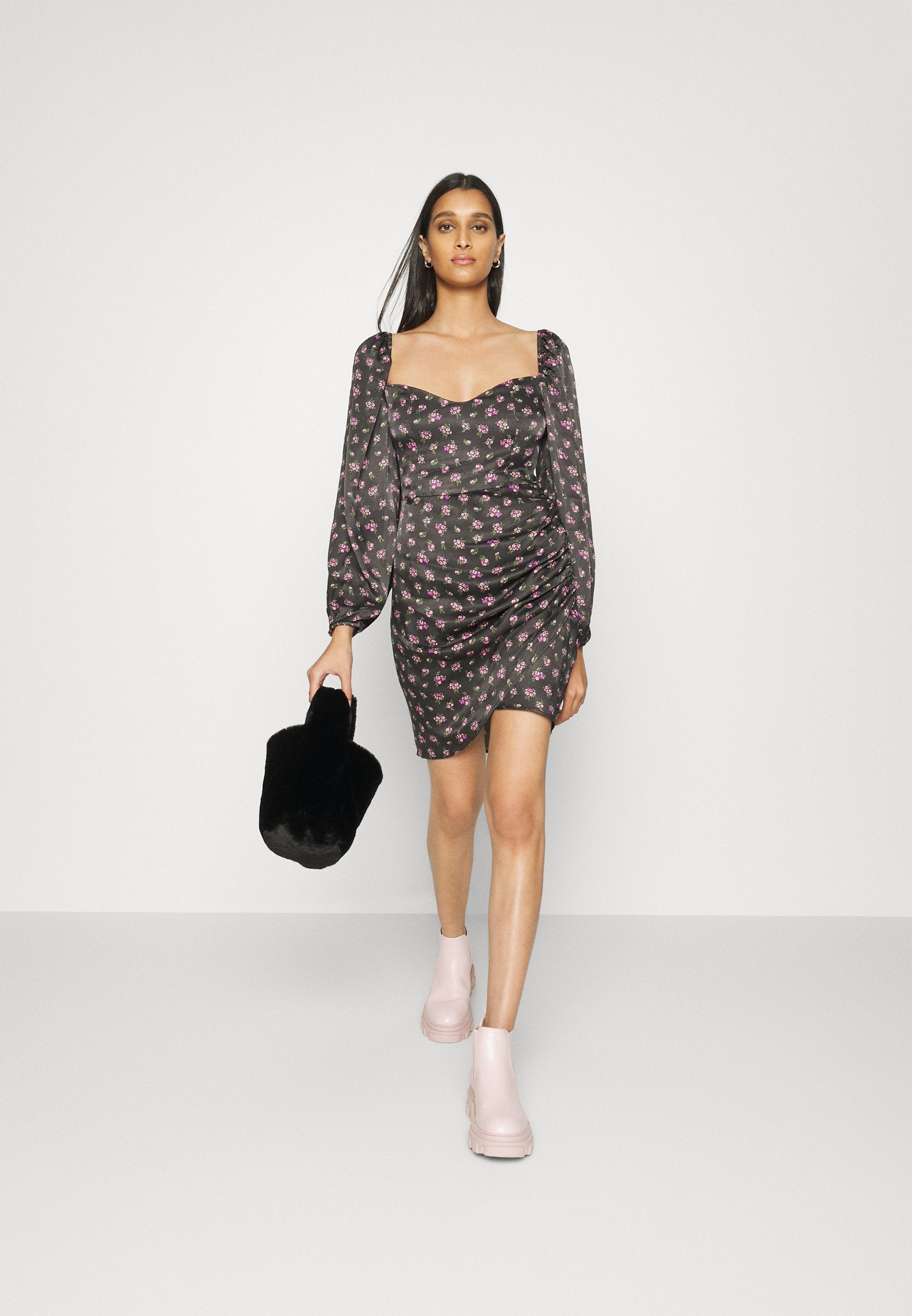 NA-KD SHAPED CUPS MINI DRESS