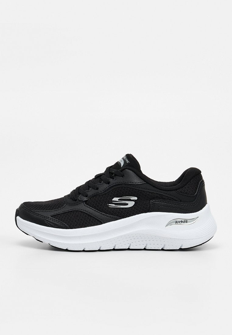 Schwarzer Skechers Sportschuh mit weißer Sohle, Mesh-Gewebe, Schnürdesign und sichtbarer "Arch Fit"-Unterstützung an der Zwischensohle.