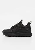 Schwarzer gesteppter Sneaker mit dicker Sohle, Schnürung vorne, Zuglaschen an Zunge und Ferse sowie strukturierten Details an Zwischensohle und Obermaterial.
