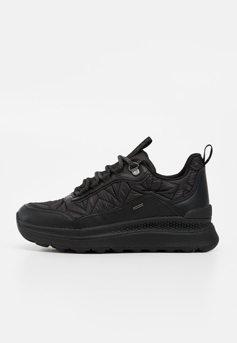 Schwarzer gesteppter Sneaker mit dicker Sohle, Schnürung vorne, Zuglaschen an Zunge und Ferse sowie strukturierten Details an Zwischensohle und Obermaterial.