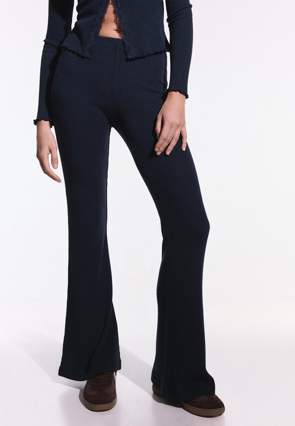 Bershka SOFT TOUCH BELL BOTTOM - Trousers - royal blue