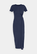 Marineblaues, kurzärmeliges Kleid mit Rundhalsausschnitt, das ein seitliches Knotendetail und einen hochgeschlitzten Saum aufweist, aus weichem Baumwollmaterial gefertigt.