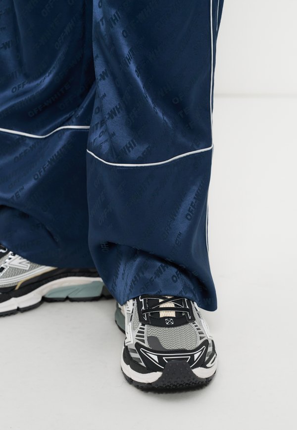 OFF-WHITE