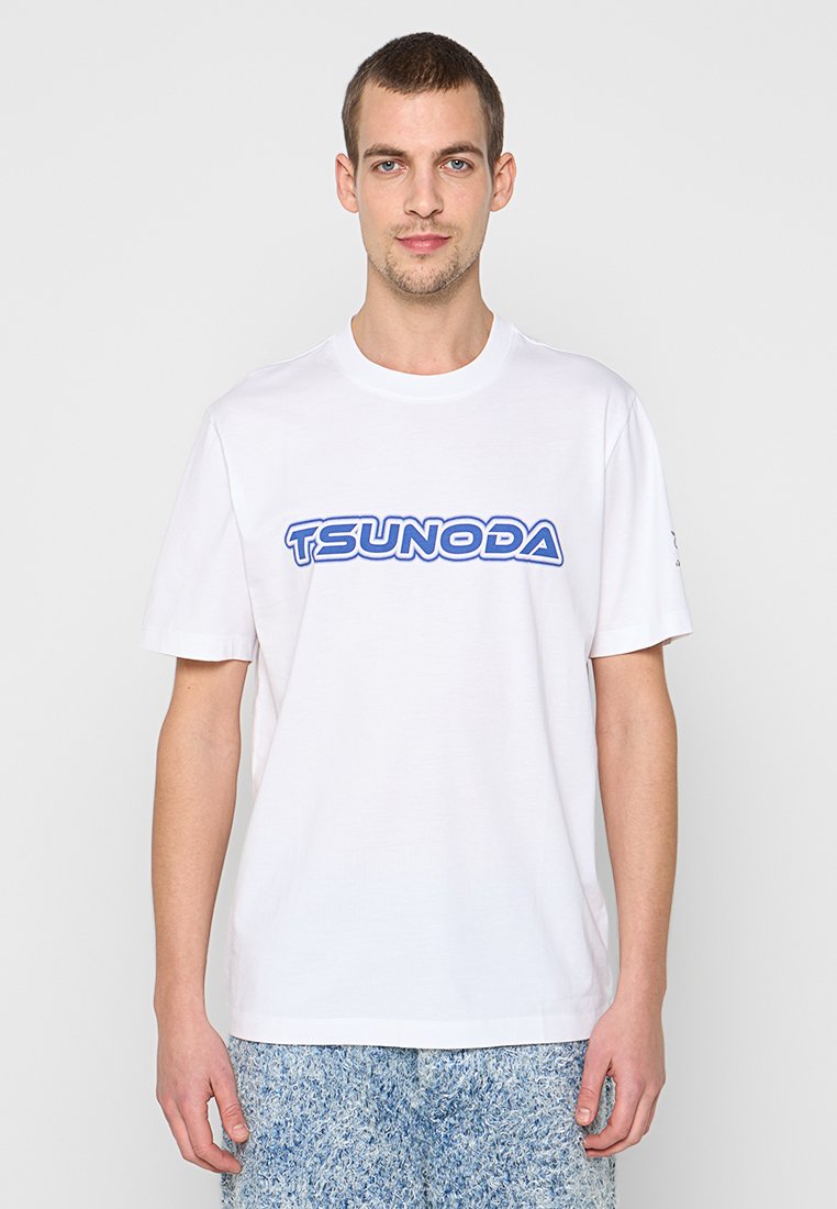 Weißes Baumwoll-T-Shirt mit auffälligem blauem "TSUNODA"-Schriftzug über der Brust. Kurze Ärmel, runder Ausschnitt und lässige Passform.
