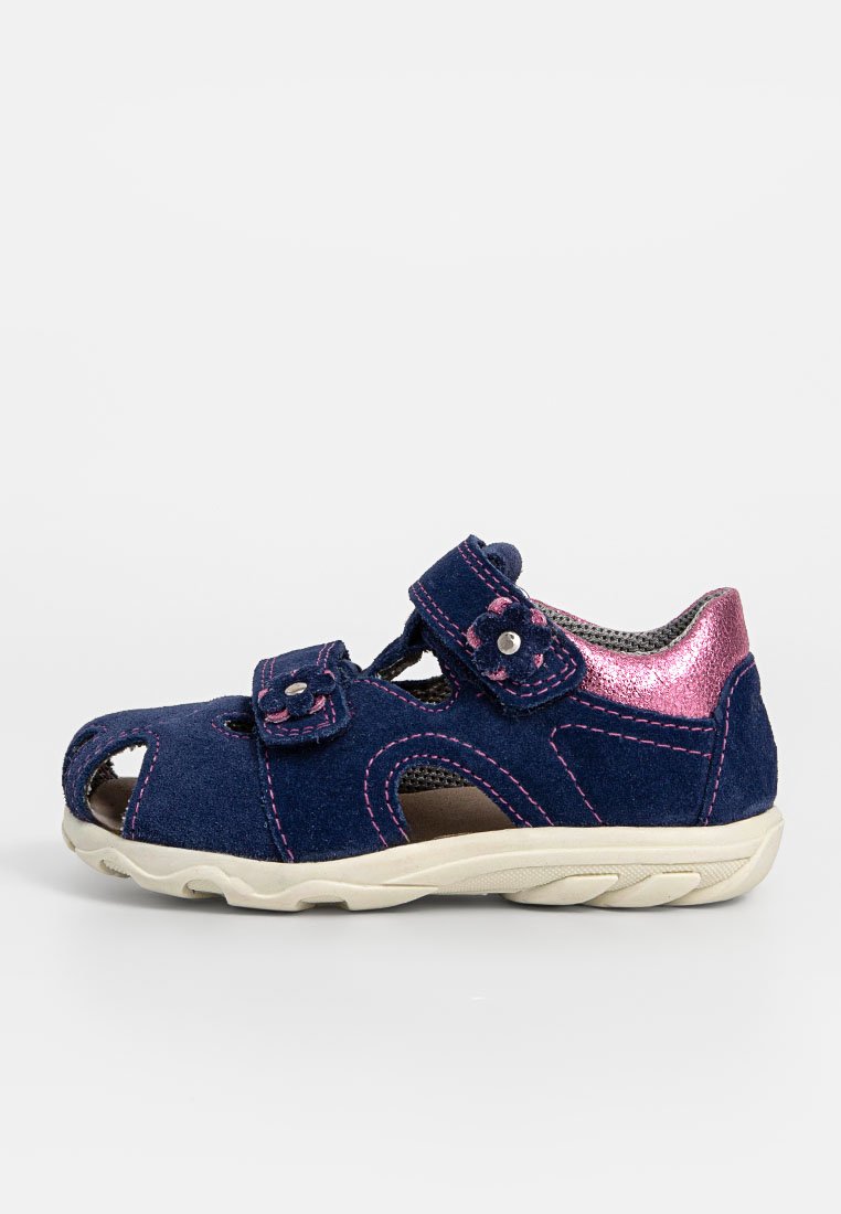 Marineblaue Wildledersandale mit pinken Akzenten, zwei verstellbaren Riemen, Ausschnitten für Belüftung und einer strukturierten weißen Gummisohle.
