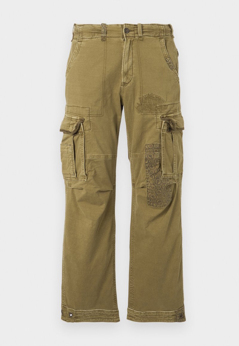 Olivgrüne Cargo-Hosen mit mehreren Taschen, die ein gemustertes Patch am rechten Bein und verstärkte Nähte aufweisen. Lässige Passform und Stoffstruktur.