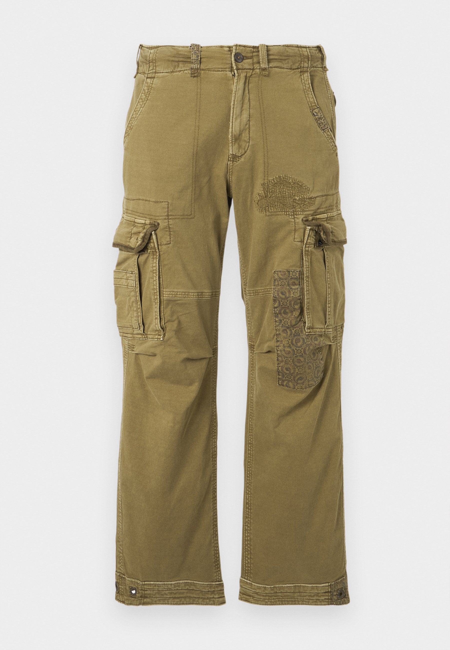 Olivgrüne Cargo-Hosen mit mehreren Taschen, die ein gemustertes Patch am rechten Bein und verstärkte Nähte aufweisen. Lässige Passform und Stoffstruktur.