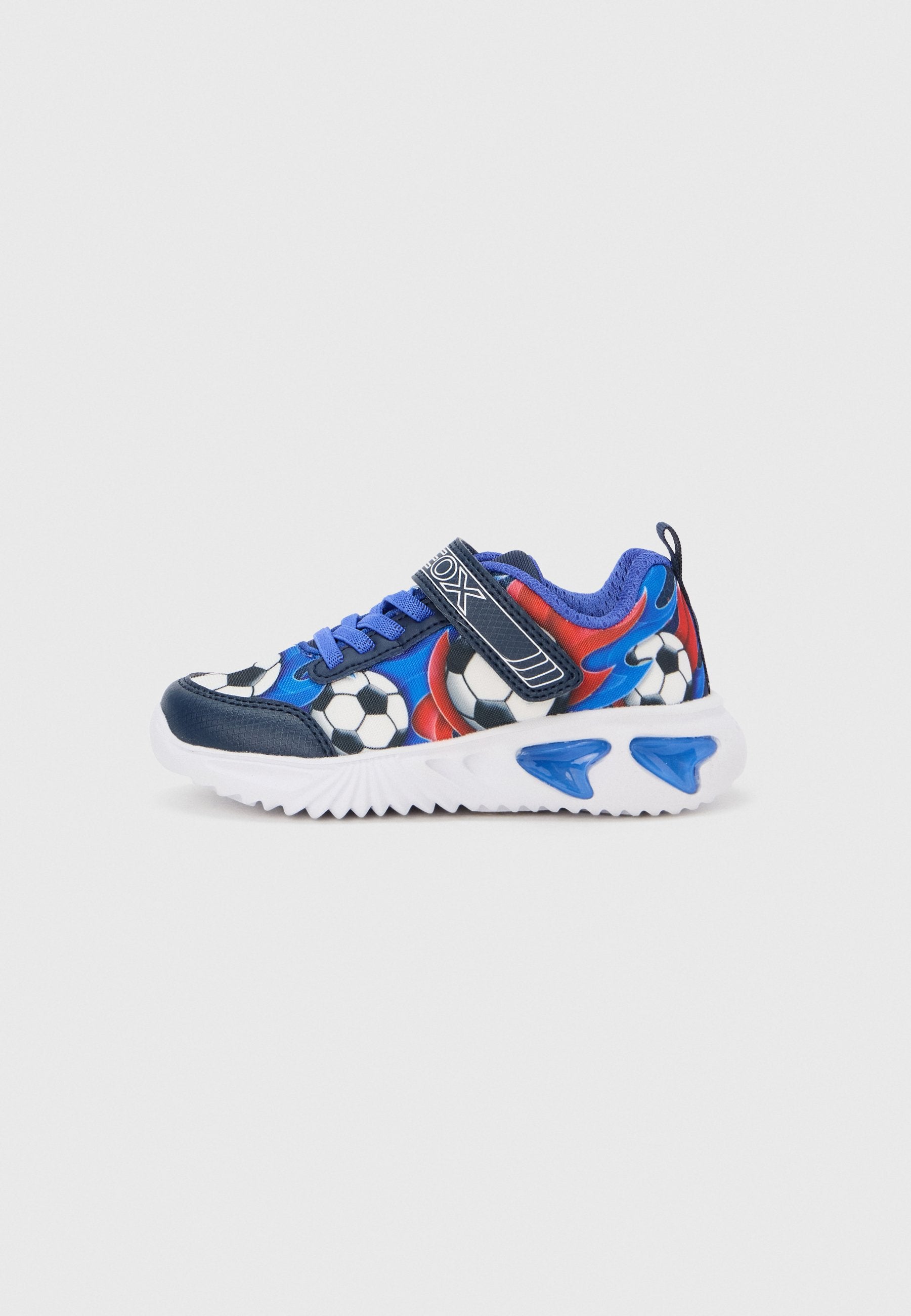 Blaue und rote sneakers im Fußball-Stil mit gemustertem Obermaterial, weißer Sohle und dreieckigen blauen Akzenten. Verfügt über einen Klettverschluss.