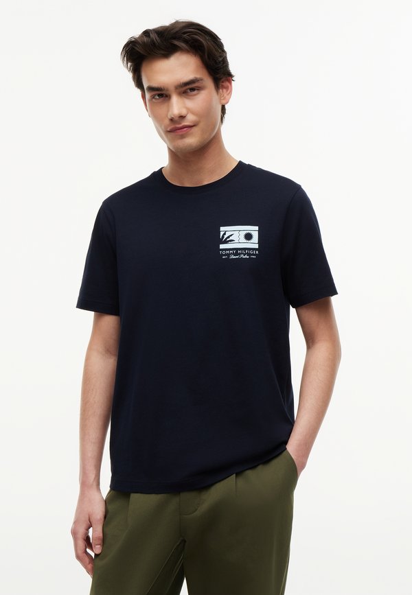 Tommy Hilfiger BRAND LOVE - Print T-shirt - desert sky