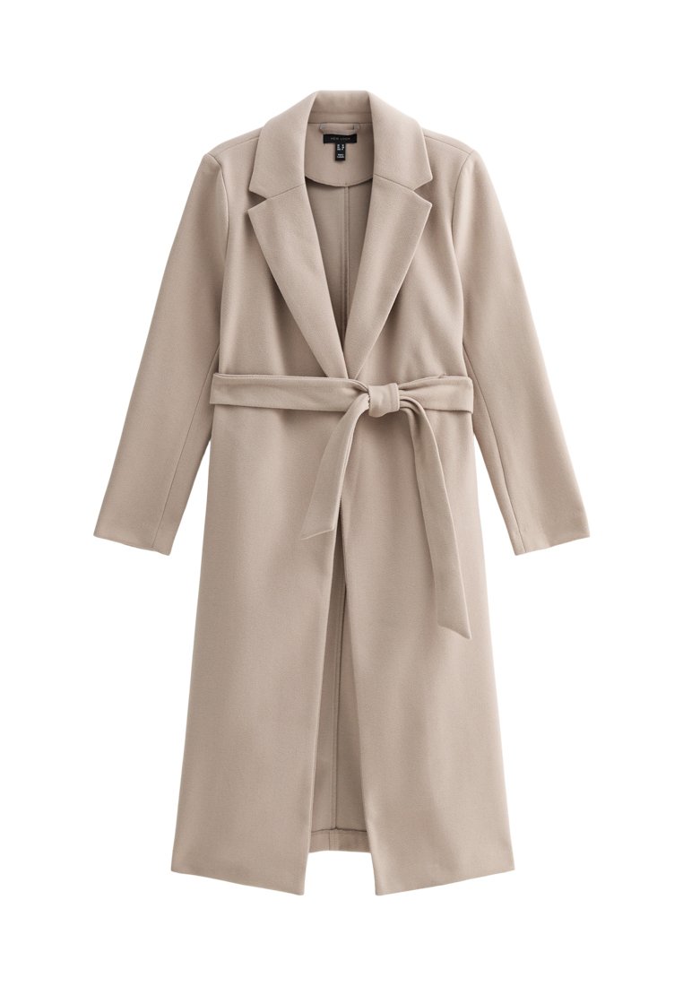 Beige langer Mantel aus weichem Material, mit Reverkragen, offenem Frontbereich und einem gebundenen Taillengürtel. Glattes, unstrukturiertes Gewebe.