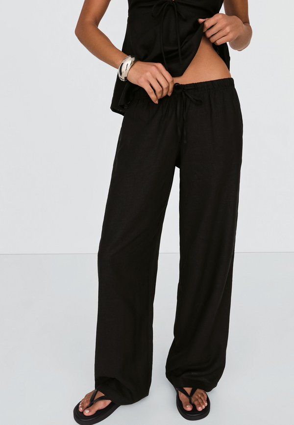 Bershka WITH AN ELASTICATED WAISTBAND - Trousers - black