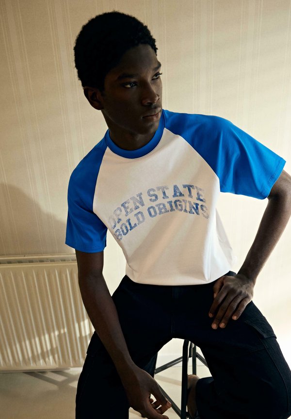 Bershka PRINTED RAGLAN T-SHIRT - Print T-shirt - dark blue