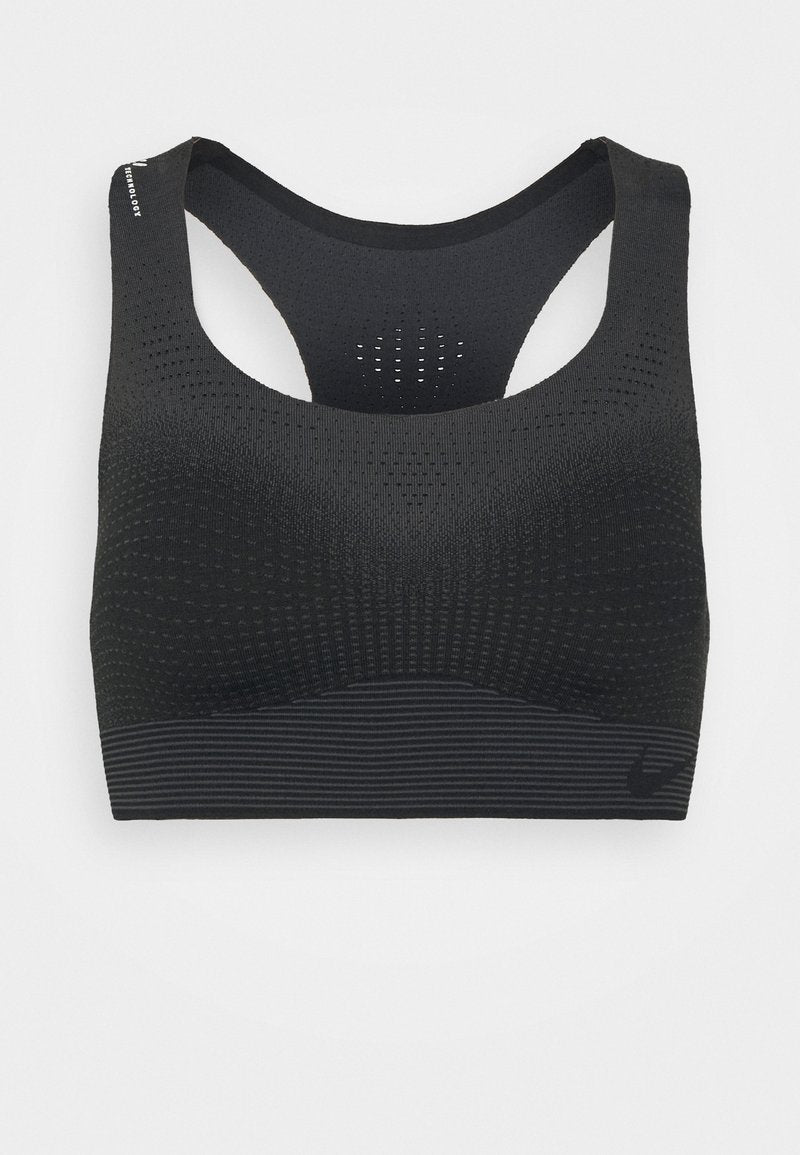 Schwarzer Sport-BH mit einer strukturierten Oberfläche und geripptem Saum. Verfügt über ein Racerback-Design und perforierte Details für Atmungsaktivität.