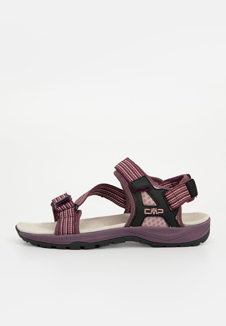 Leichte lila-rosa Sandale mit gemusterten Stoffriemen, verstellbaren Schnallen und einer gepolsterten Fußbett. Verfügt über eine strukturierte Sohle.