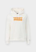 Cremefarbene Kapuzenjacke aus weichem Material, mit einem auffälligen orangefarbenen "TOMMY JEANS"-druck auf der Vorderseite, einem Kordelzug an der Kapuze und gerippten Bündchen.