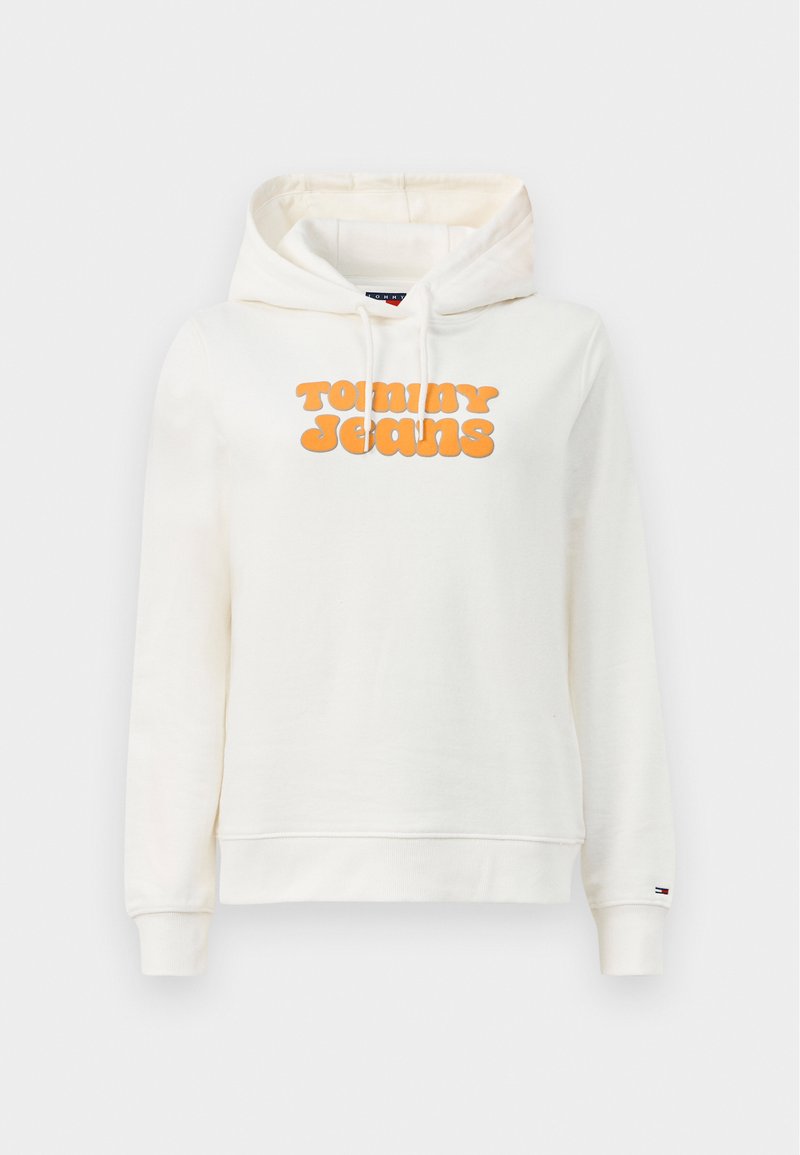 Cremefarbene Kapuzenjacke aus weichem Material, mit einem auffälligen orangefarbenen "TOMMY JEANS"-druck auf der Vorderseite, einem Kordelzug an der Kapuze und gerippten Bündchen.
