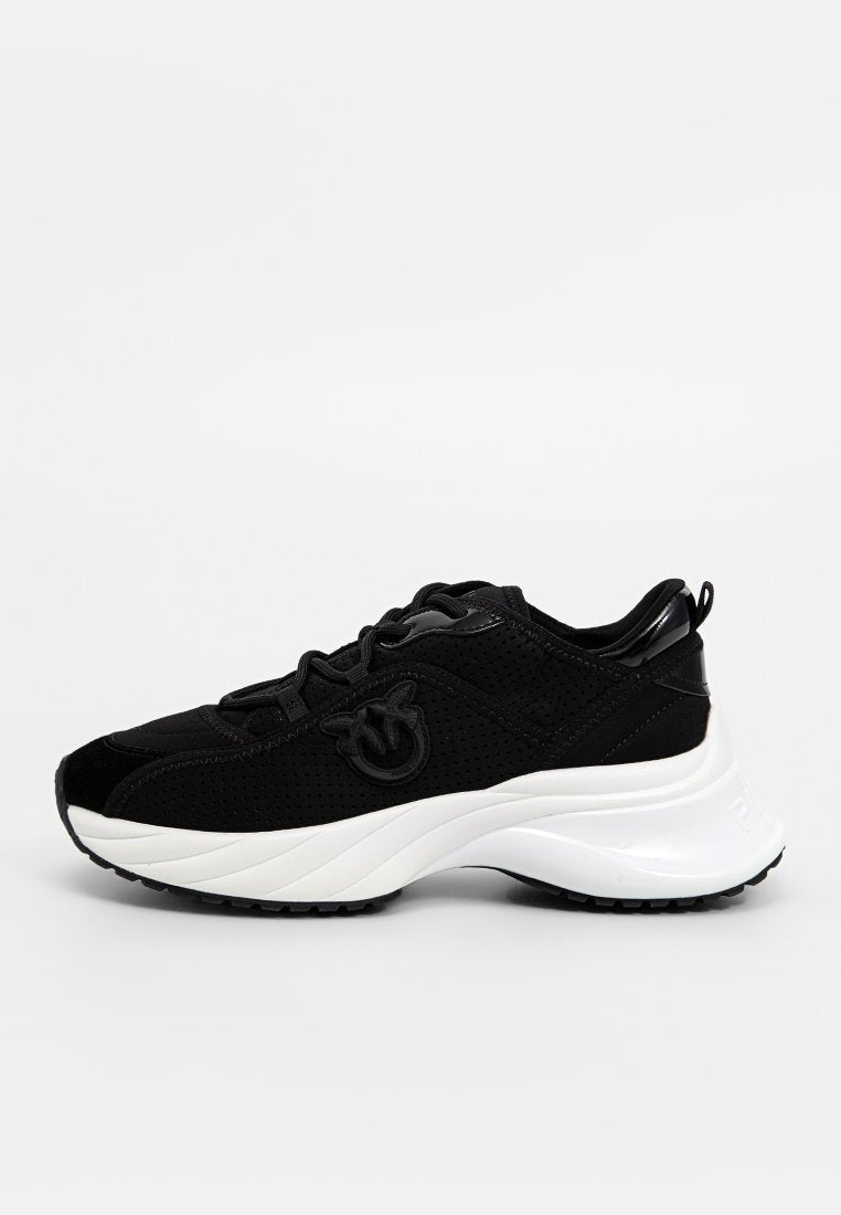 Sneaker mit einem Obermaterial aus schwarzem Wildleder und Mesh, einer weißen gepolsterten Sohle und einem Logo-Detail an der Seite. Mit runder Zehenpartie und Schnürdesign.