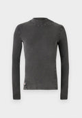 Graues Langarmshirt mit hohem Kragen. Aus geripptem Stoff gefertigt, mit sichtbaren Nähten entlang der Nähte. Einfaches Design, keine Muster.