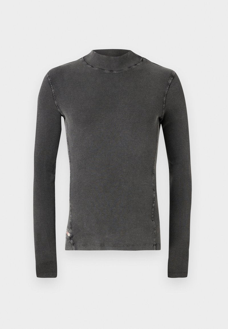 Graues Langarmshirt mit hohem Kragen. Aus geripptem Stoff gefertigt, mit sichtbaren Nähten entlang der Nähte. Einfaches Design, keine Muster.
