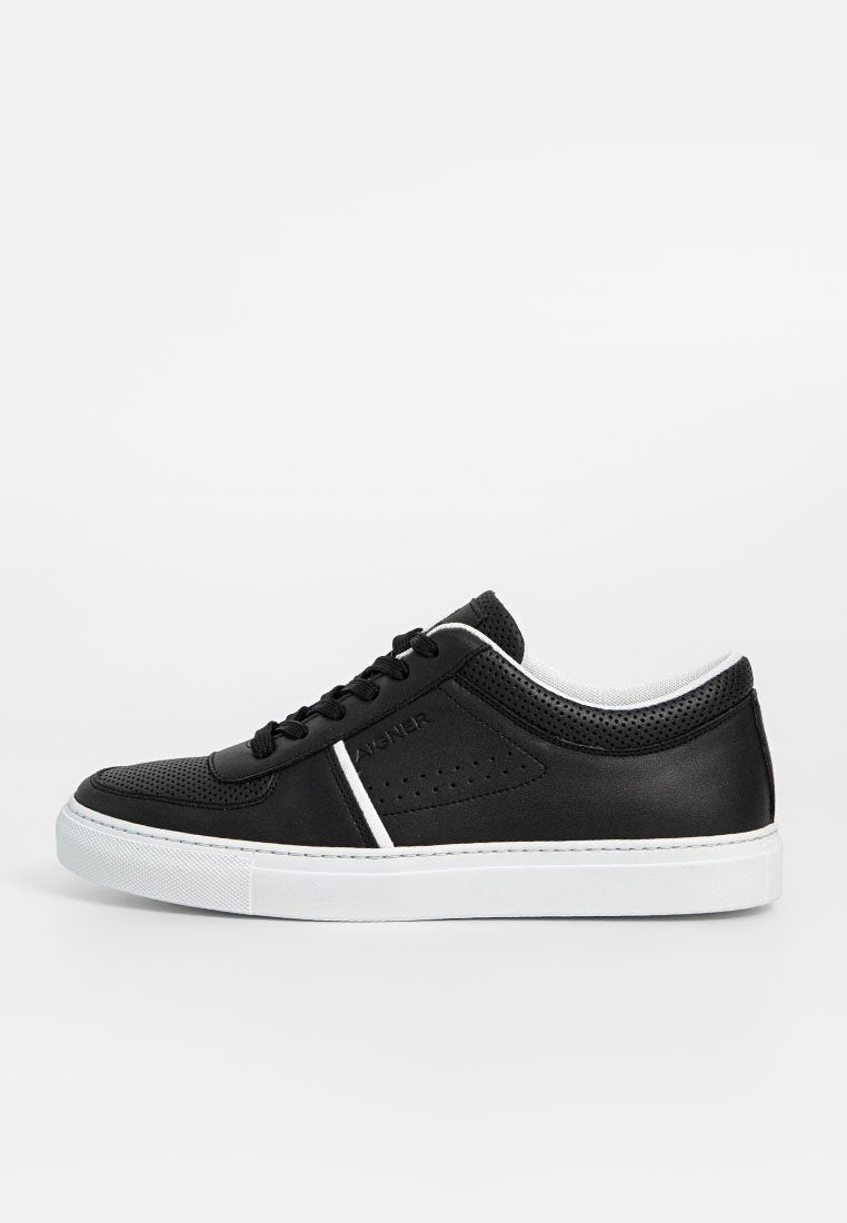 Schwarze Sneakers mit perforiertem Design, weißen Akzenten, Schnürverschluss und einer flachen, weißen Gummisohle. Glatte und strukturierte Materialien.