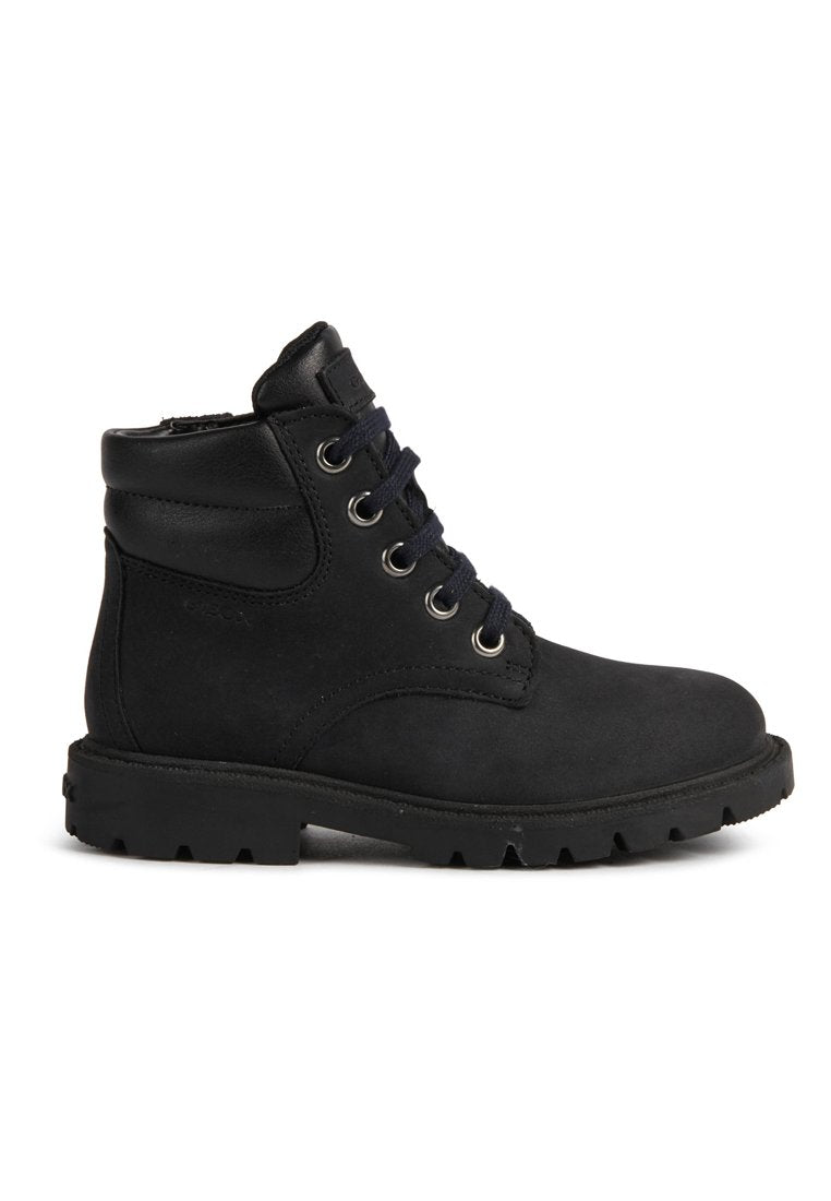 Schwarze Leder-Schnürstiefelette mit gepolstertem Kragen, Metallösen und dicker profilierter Sohle, seitlich auf weißem Hintergrund abgebildet.