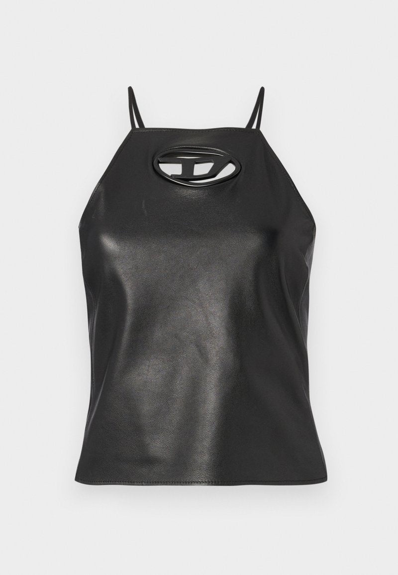 Schwarzes Kunstleder-Tanktop mit dünnen Trägern, einem Halterneck und einer ovalen Aussparung im Brustbereich. Glatte Textur, taillierte Passform.