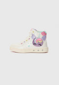 Weißer High-Top-Sneaker mit einem Einhorn-Design, lila und rosa Akzenten, Herzmustern und dekorativen Strasssteinen an der Sohle.