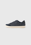 Marineblauer Sneaker mit glattem Lederobermaterial. Verfügt über ein perforiertes Design, Schnürverschluss und eine cremefarbene Gummisohle. Wildleder-Akzente an der Spitze.