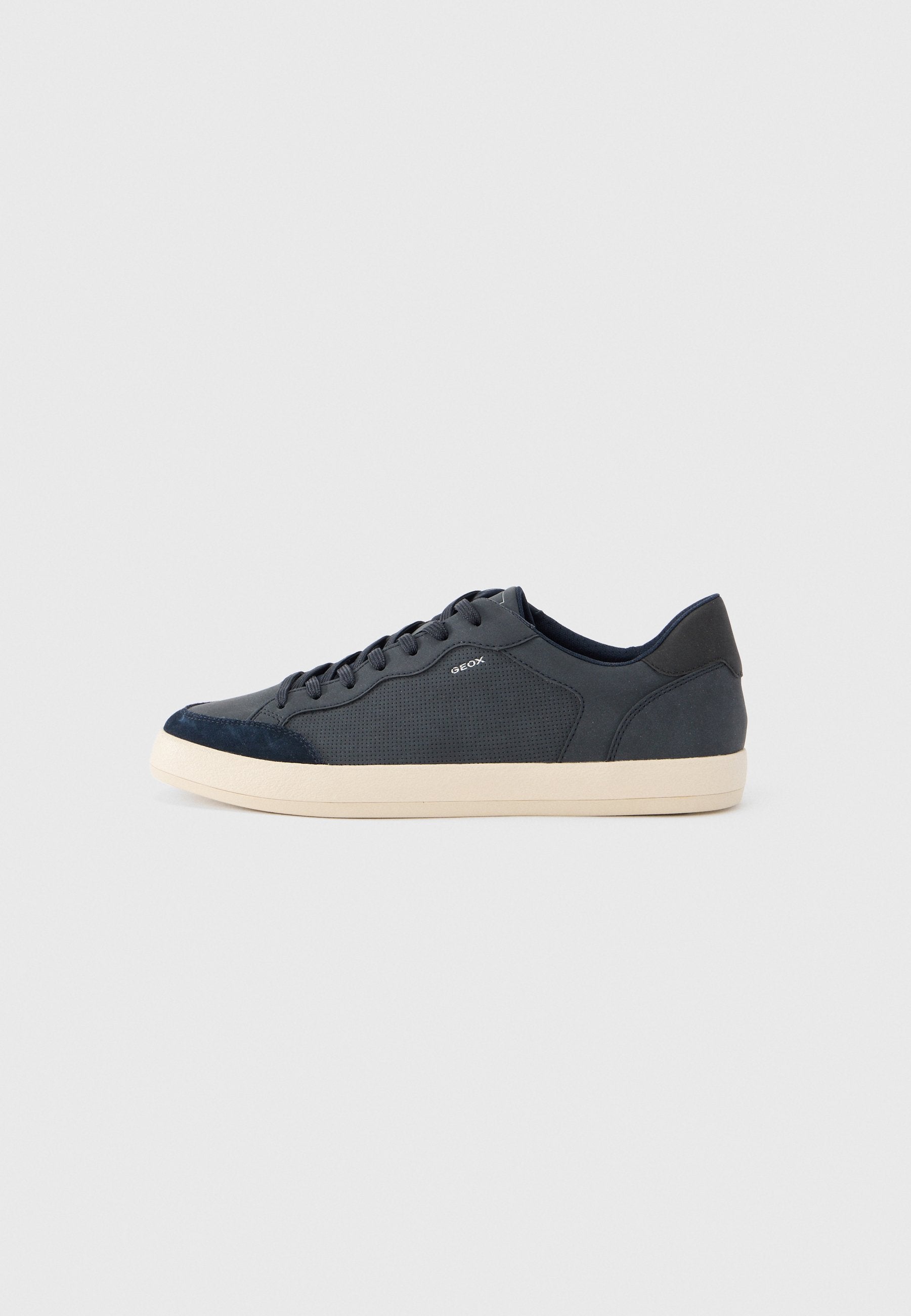 Marineblauer Sneaker mit glattem Lederobermaterial. Verfügt über ein perforiertes Design, Schnürverschluss und eine cremefarbene Gummisohle. Wildleder-Akzente an der Spitze.